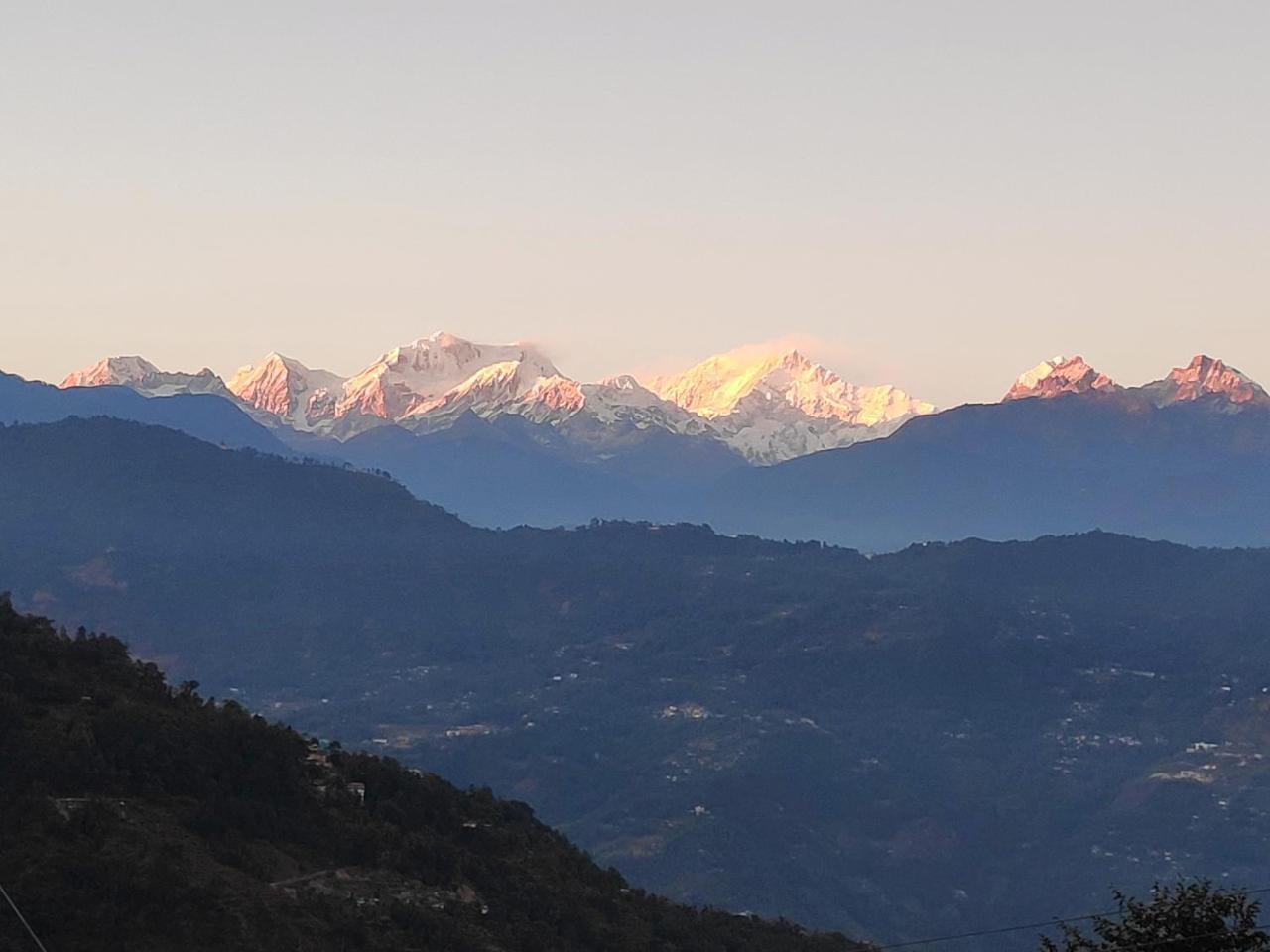 The Ace Pine Valley Hotel Pelling Buitenkant foto