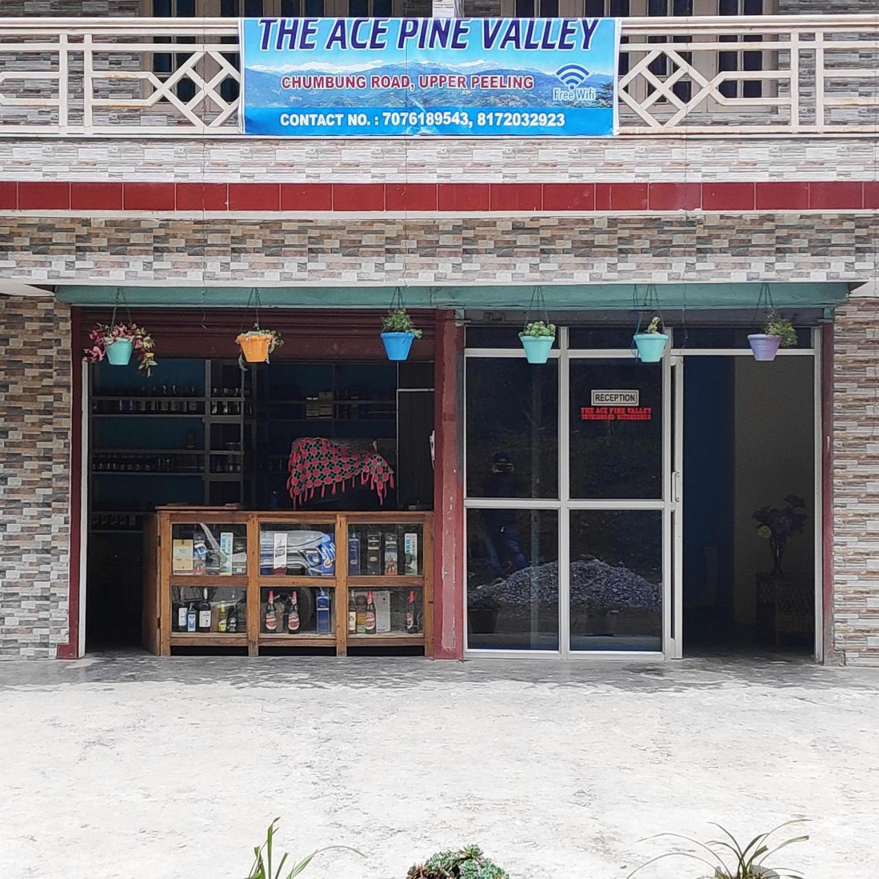 The Ace Pine Valley Hotel Pelling Buitenkant foto